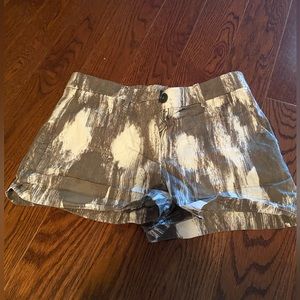 Khaki patterned shorts